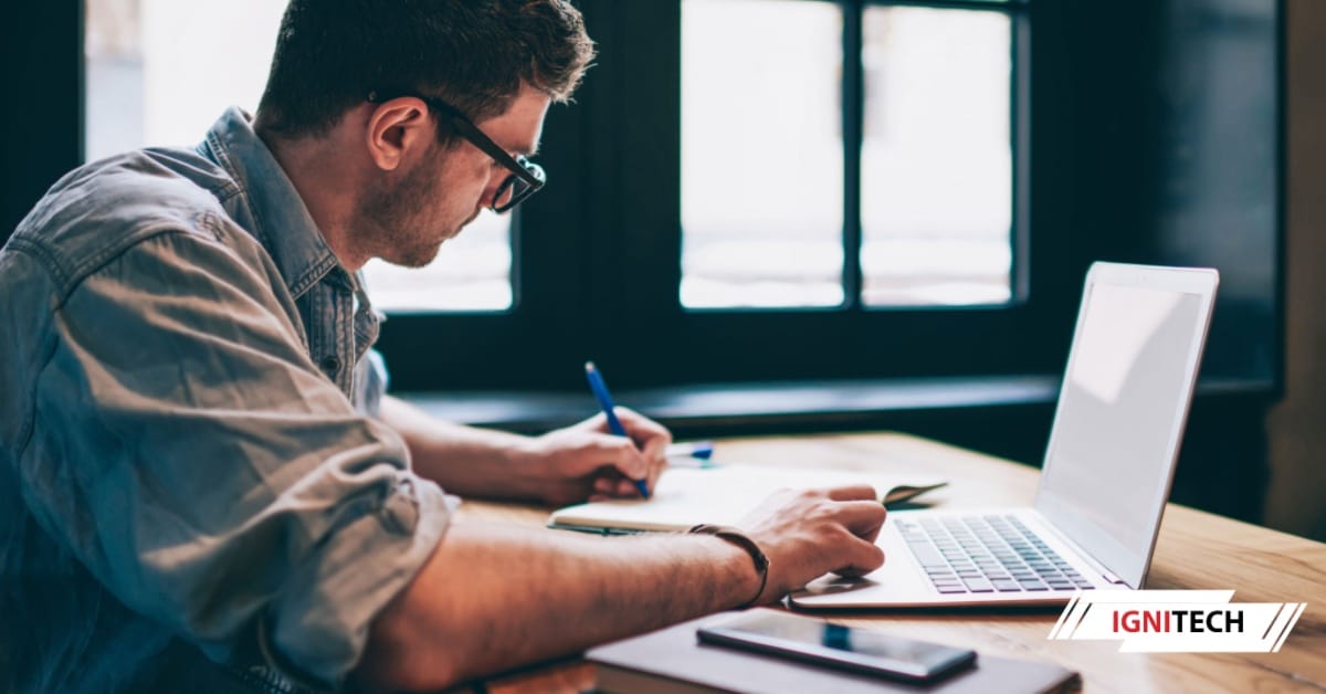 Un redactor de sitios web tiene la tarea de crear contenido escrito para sitios web y páginas de destino que informe, atraiga, persuada e incite a los visitantes a realizar las acciones deseadas. Las responsabilidades clave abarcan la realización de investigaciones de palabras clave centradas en SEO, la elaboración de textos convincentes para páginas cruciales, el desarrollo de titulares y llamadas a la acción eficaces, y la organización de mensajes personalizados para el público objetivo. La colaboración con diseñadores, desarrolladores y especialistas en marketing es esencial para garantizar experiencias web cohesivas, mientras que la creación de textos alineados con la marca que se alineen con objetivos comerciales más amplios es primordial. La función también implica la ejecución de pruebas A/B para el refinamiento continuo de la eficacia de los textos y la supervisión de los análisis para optimizar las páginas de bajo rendimiento, trabajando en última instancia estratégicamente con las palabras para cumplir con los objetivos comerciales clave, como crear conciencia de marca, generar clientes potenciales o impulsar las ventas.